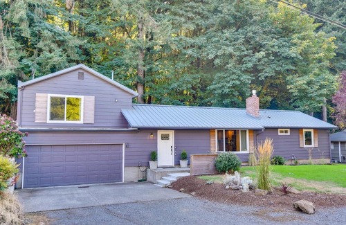 Palisades House | Welcoming Lake Oswego Home with Covered Patio Near Portland
