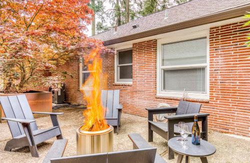 First Addition House | Discover Lake Oswego Mid-Century: Pet & Child Friendly Retreat
