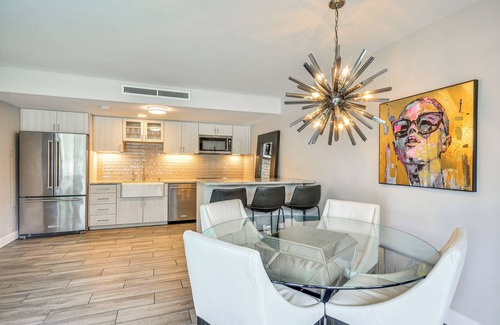 Oldtown Condo | Lake Oswego Waterfront Condo w/BBQ Grill & Dock!