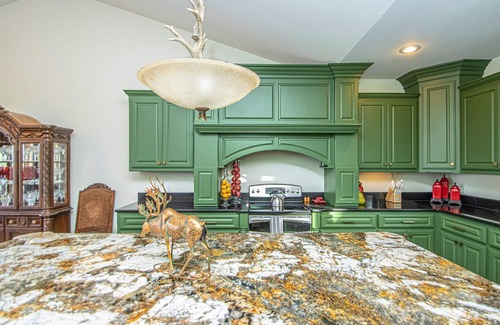 Mountain Pine House | Serene Lake Ouachita Escape: 10/10 Rated with Pool & Spa