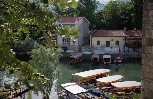 Virpazar Apartment | Discover Lake Pearls: Family-Friendly Retreat with Breakfast