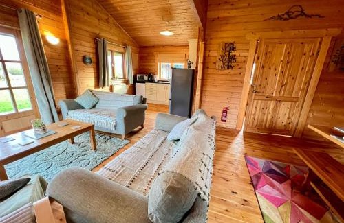 Ampney Crucis Ski Chalet | Pet-Friendly Retreat at Lake Pochard, Oak Lodge