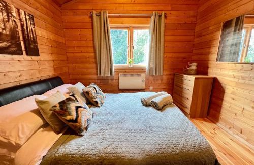 Ampney Crucis Ski Chalet | Pet-Friendly Retreat at Lake Pochard, Oak Lodge