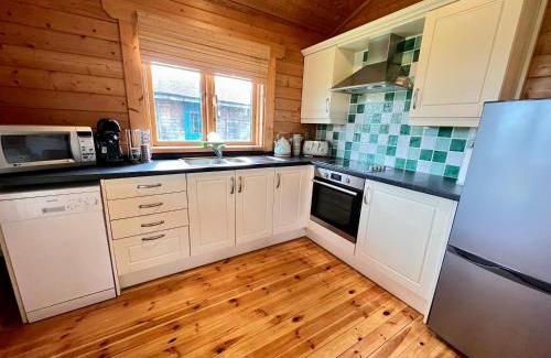 Ampney Crucis Ski Chalet | Pet-Friendly Retreat at Lake Pochard, Oak Lodge
