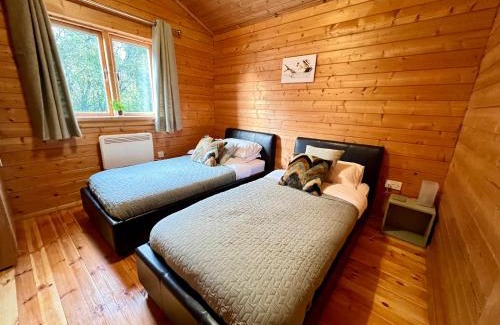 Ampney Crucis Ski Chalet | Pet-Friendly Retreat at Lake Pochard, Oak Lodge