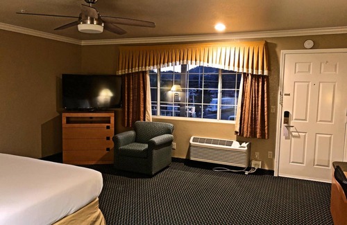 Clear Lake Hotel | Escape to Lake Point Lodge: Family-Friendly with Pool & Hot Tub
