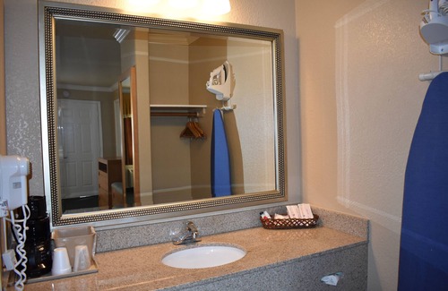 Clear Lake Hotel | Escape to Lake Point Lodge: Family-Friendly with Pool & Hot Tub