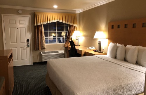 Clear Lake Hotel | Escape to Lake Point Lodge: Family-Friendly with Pool & Hot Tub