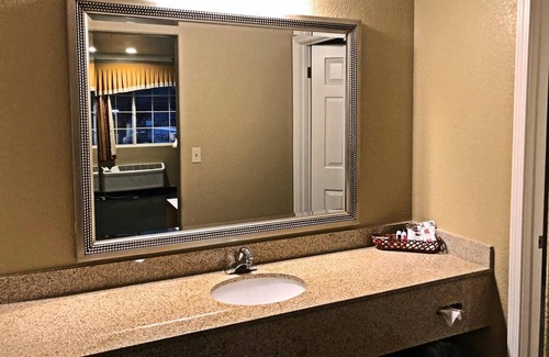 Clear Lake Hotel | Escape to Lake Point Lodge: Family-Friendly with Pool & Hot Tub