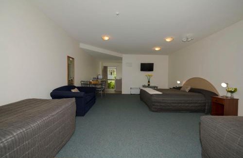 Hamilton Lake Hotel | Inviting Stay at Lake Point Motel with Breakfast Included