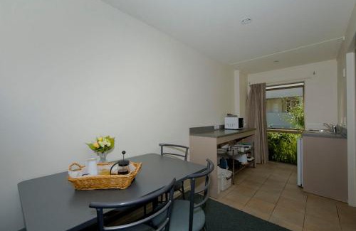 Hamilton Lake Hotel | Inviting Stay at Lake Point Motel with Breakfast Included