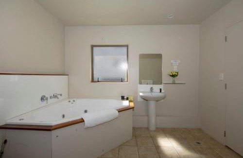 Hamilton Lake Hotel | Inviting Stay at Lake Point Motel with Breakfast Included