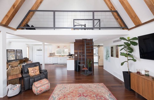Vassar House | Lake Pomona - A Frame: Pet & Child Friendly Retreat