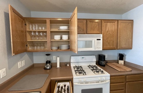 Greenehaven Condo | Lake Powell View Home with Two King Suites & Great Amenities