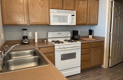 Greenehaven Condo | Lake Powell View Home with Two King Suites & Great Amenities