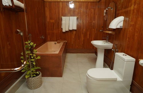 Maha Gonadoowa Resort | Relaxing Retreat at Lake Resort Bolgoda with Pool & Dining