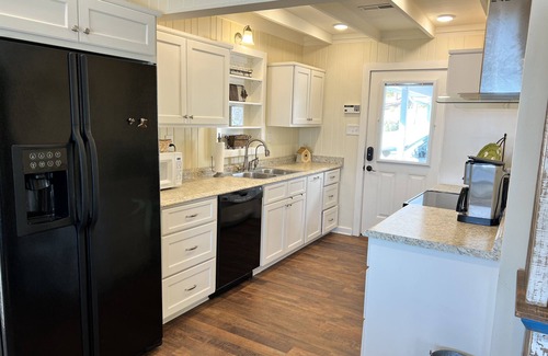 Florence House | Lake Retreat: Scenic Views, Boat Parking & Family Friendly
