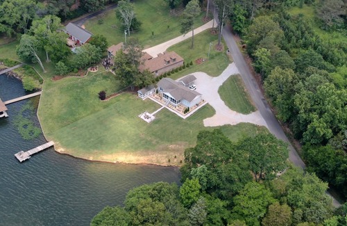 Florence House | Lake Retreat: Scenic Views, Boat Parking & Family Friendly