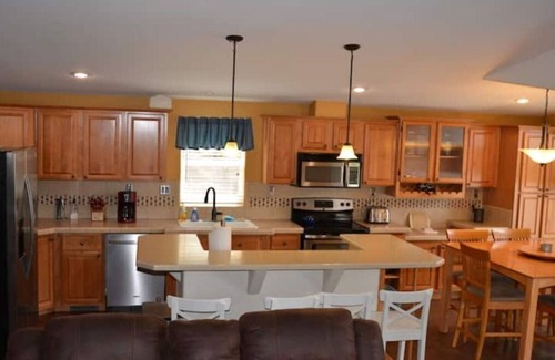 Davenport House | Lake Roosevelt Home with Beach Access - Family Friendly Escape