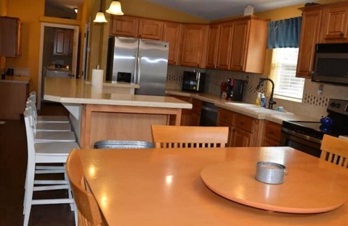 Davenport House | Lake Roosevelt Home with Beach Access - Family Friendly Escape