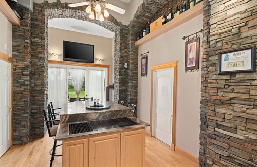 Evans House | Discover Lake Roosevelt Suites - The Eagles Nest Awaits You
