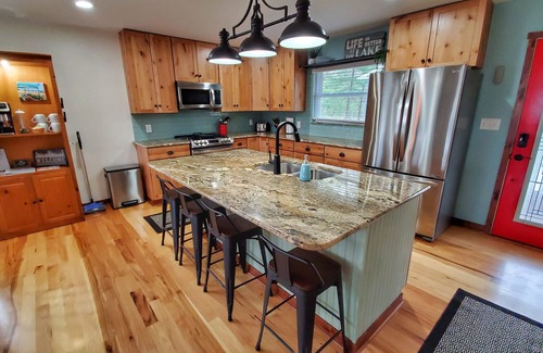 Effingham House | Lake Sara Dream: Enjoy Scenic Views with Family-Friendly Perks