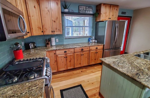 Effingham House | Lake Sara Dream: Enjoy Scenic Views with Family-Friendly Perks