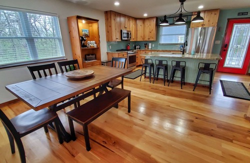 Effingham House | Lake Sara Dream: Enjoy Scenic Views with Family-Friendly Perks