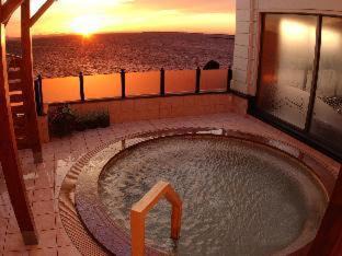 Kitami Hotel | Charming Lake Saroma Tsuruga Resort with Pool & Hot Tub