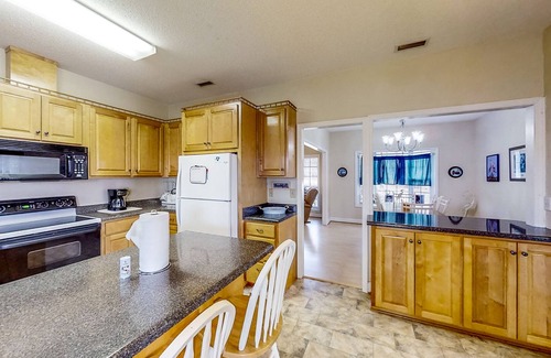 Donalsonville House | Pet-Friendly Lake Seminole House with Spa & Scenic Views