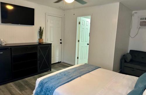 Monticello Hotel | Pet-Friendly Lake Shafer Resort with Oceanfront Views