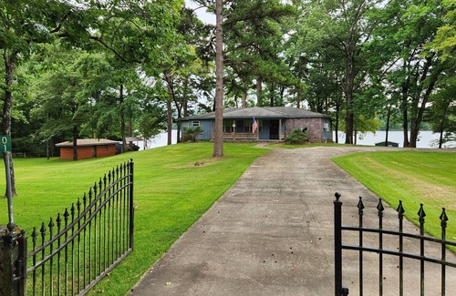 Perryville House | Pet-Friendly Lake Shore Retreat with Breathtaking Views