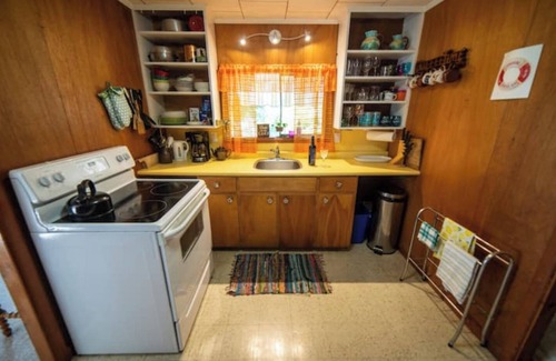 Central Elgin Cottage | Lake side, beach access, 50s Inspired cottage in Port Stanley, ON!