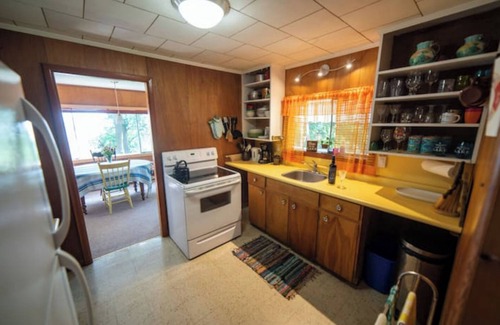 Central Elgin Cottage | Lake side, beach access, 50s Inspired cottage in Port Stanley, ON!