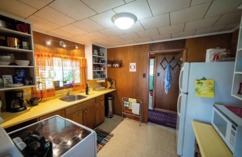Central Elgin Cottage | Lake side, beach access, 50s Inspired cottage in Port Stanley, ON!