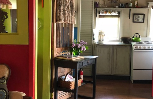 Bridport Cottage | Blissful Lake Side Love Nest with Ocean View & Breakfast