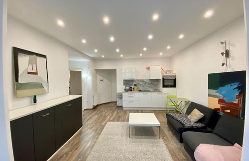 Tempelhof Apartment | Scenic Lake Side Park: Oceanfront Family Retreat Awaits