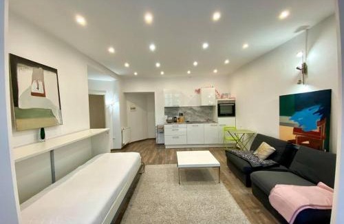 Tempelhof Apartment | Scenic Lake Side Park: Oceanfront Family Retreat Awaits