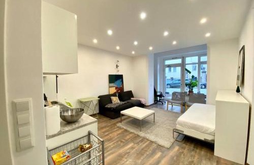 Tempelhof Apartment | Scenic Lake Side Park: Oceanfront Family Retreat Awaits