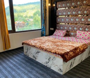 Srinagar House | Lake side stays