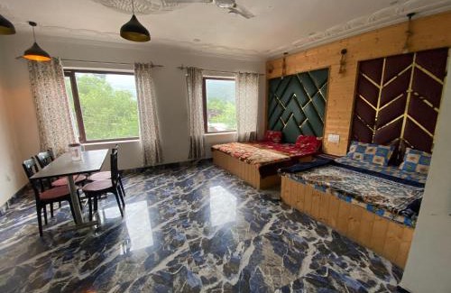 Srinagar House | Lake side stays
