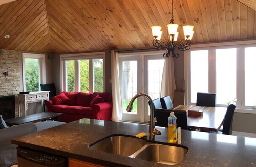 Innisfil Cottage | Bayview Beach Lakefront Cottage with Scenic Views