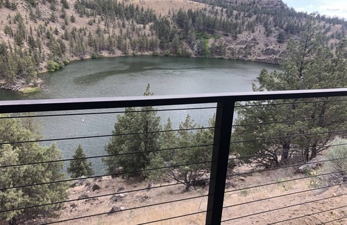 Madras House | Relaxing Lake Simtustus Resort Tiny Home with Hot Tub