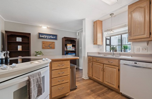 Hardwick House | Lake Sinclair Happy Place -NEWLY LISTED! Pool + Jacuzzi, Kayaks, Firepit + more!