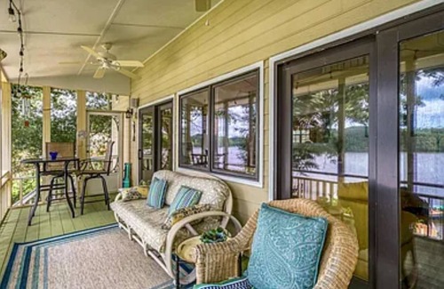 Eatonton Cottage | Lake Sinclair Waterfront Cottage: Pet-Friendly Retreat