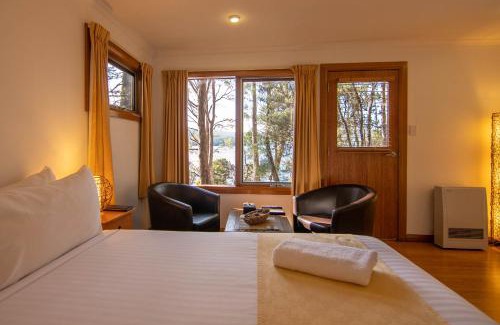 Lake St. Clair Cabin | Relax at Lake St Clair Lodge with Ocean Views & Breakfast