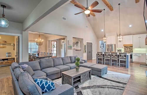 Quinlan House | Cozy Retreat: Steps from Lake Tawakoni with Deck & Spa