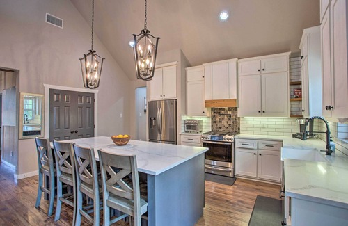 Quinlan House | Cozy Retreat: Steps from Lake Tawakoni with Deck & Spa