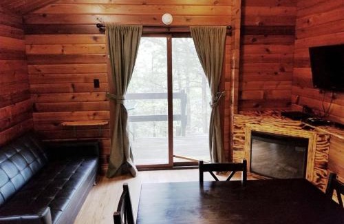 Gordonville Resort | Pet-Friendly Lake Texoma Cabin with Hot Tub & Pool Access