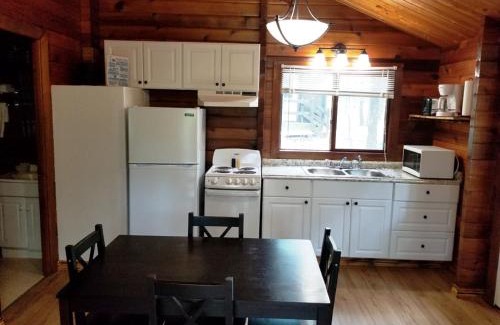 Gordonville Resort | Pet-Friendly Lake Texoma Cabin with Hot Tub & Pool Access